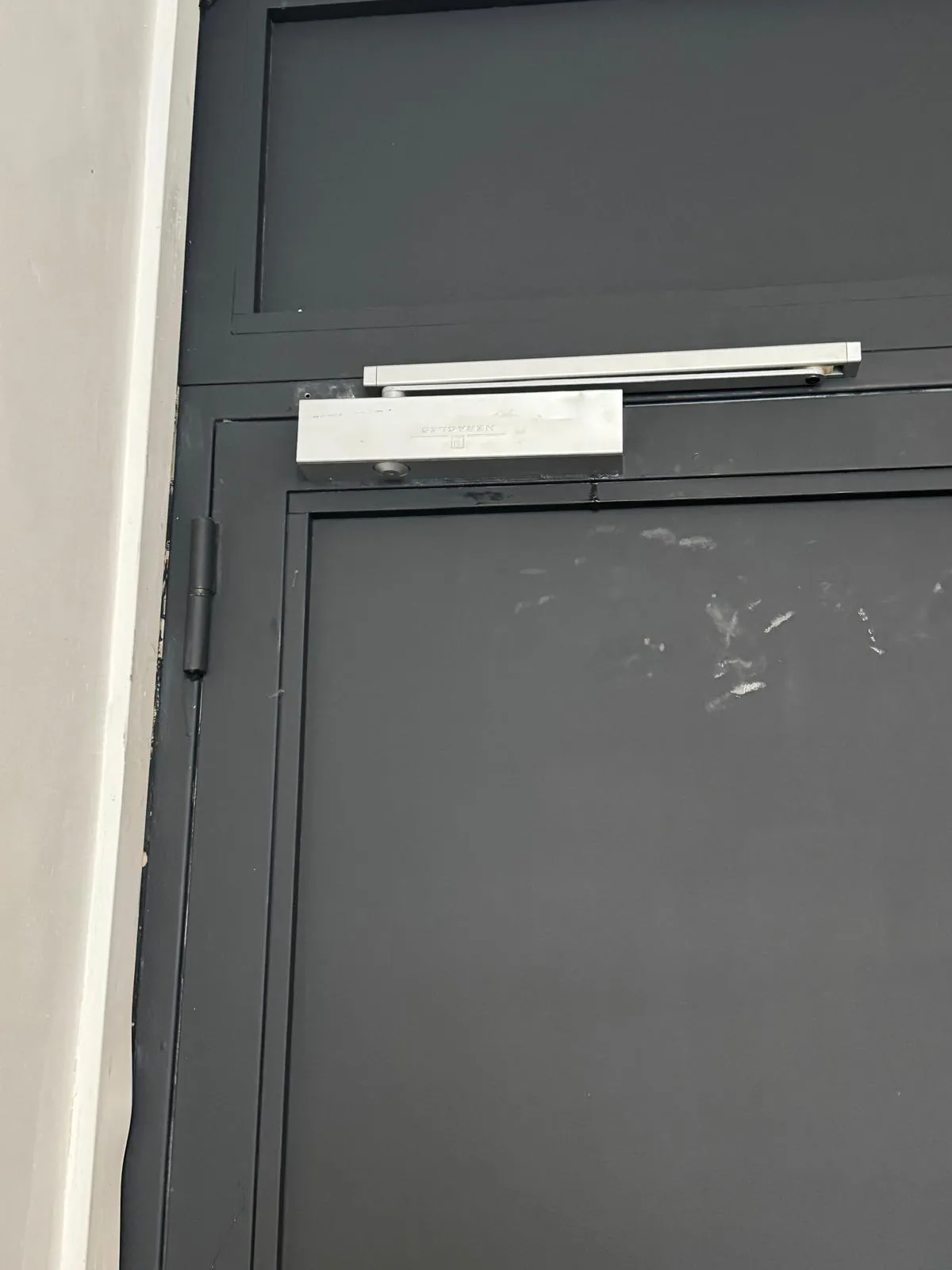 Ferme-porte sur porte métallique
