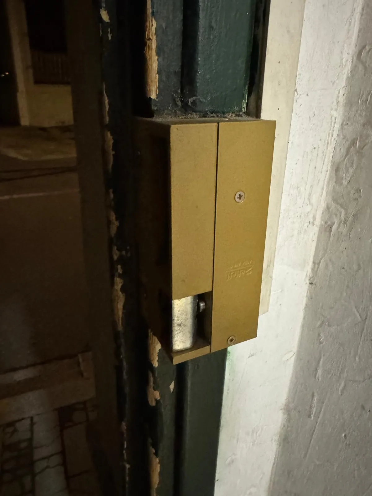 Pose et raccordement d’une gâche électrique