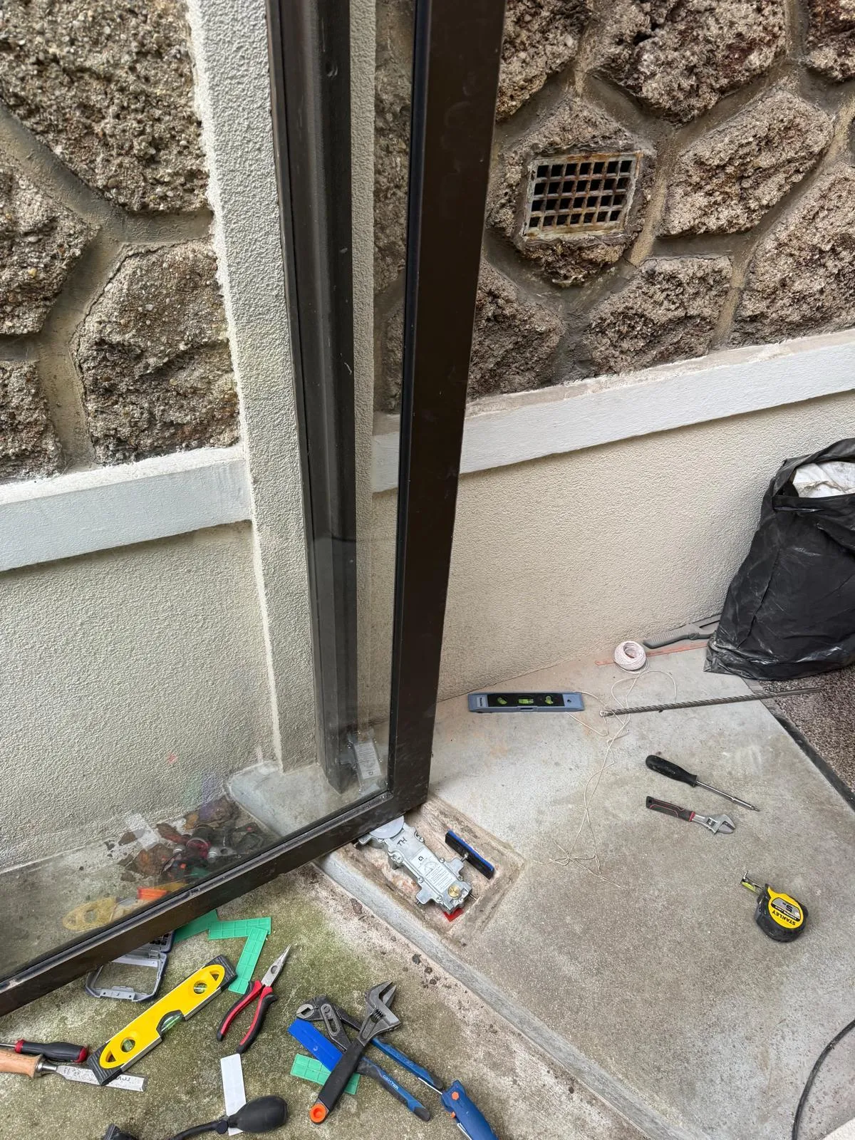 Installation d’un pivot de sol sur porte vitrée