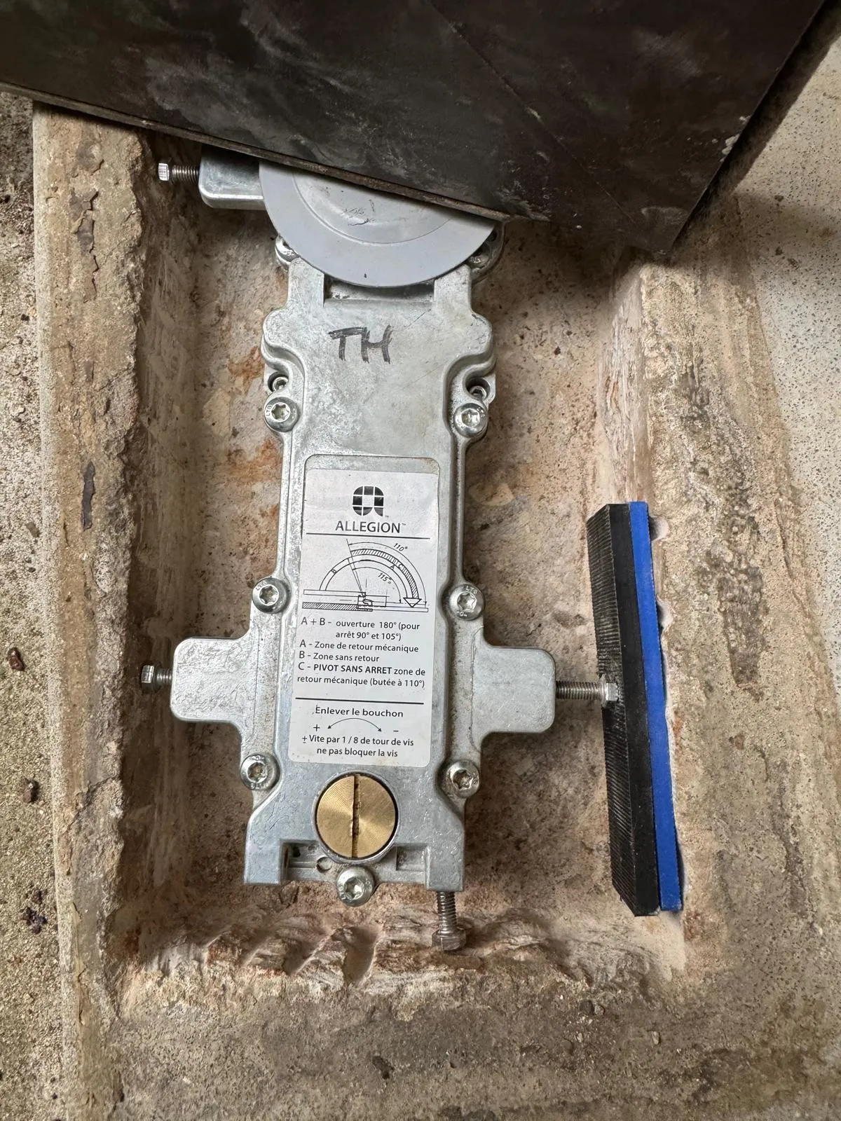 Remplacement d’un pivot de sol Mustad sur porte en verre