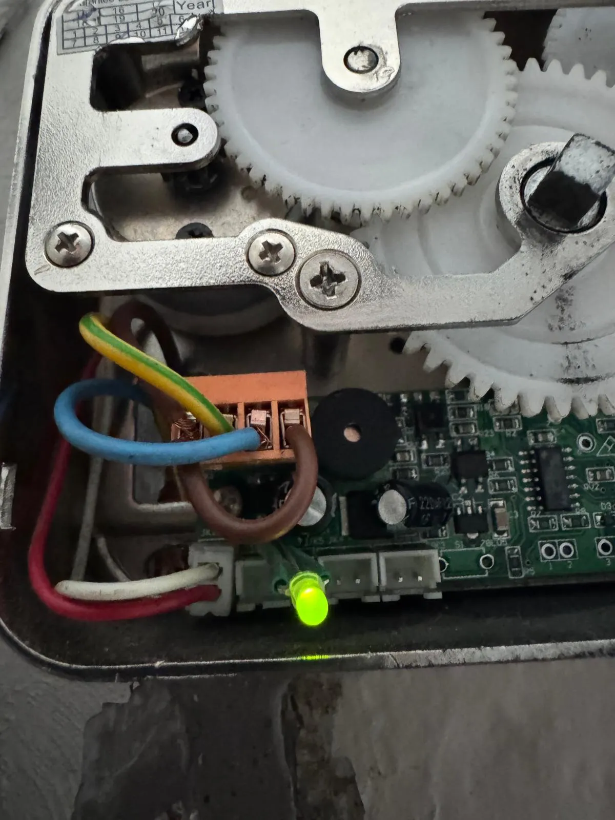 Pose et raccordement d’une serrure électronique CDVI