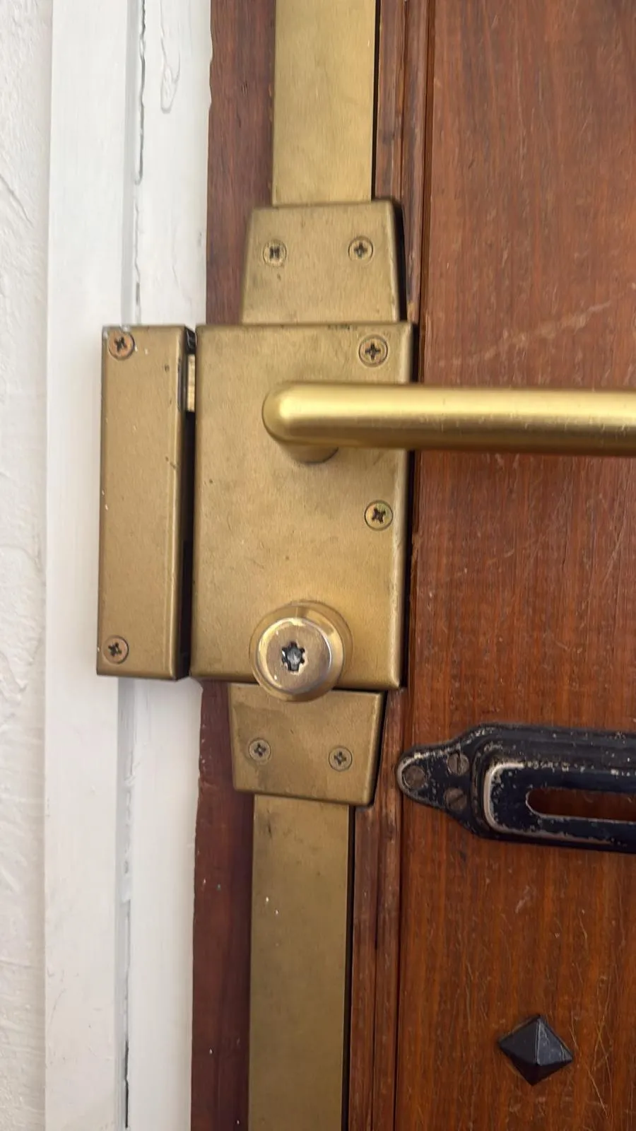 Serrure en applique sur porte palière