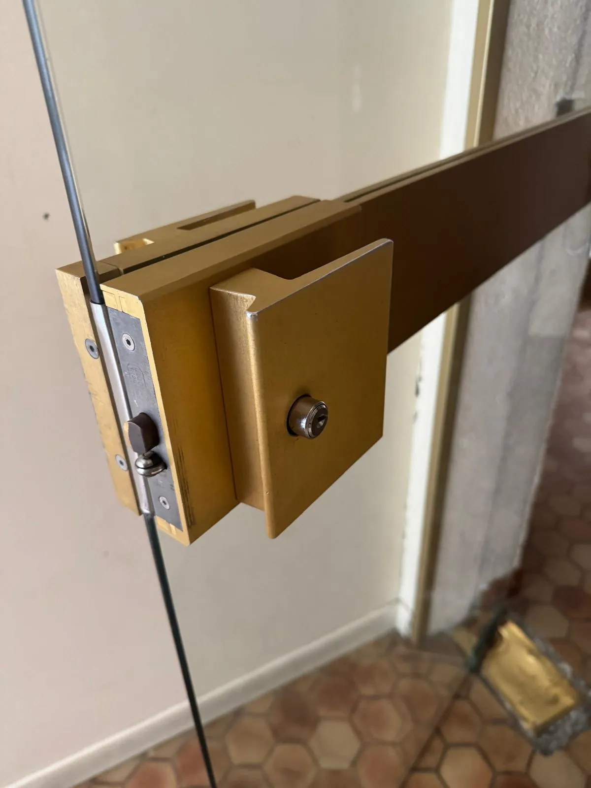 Verrou sur porte en verre